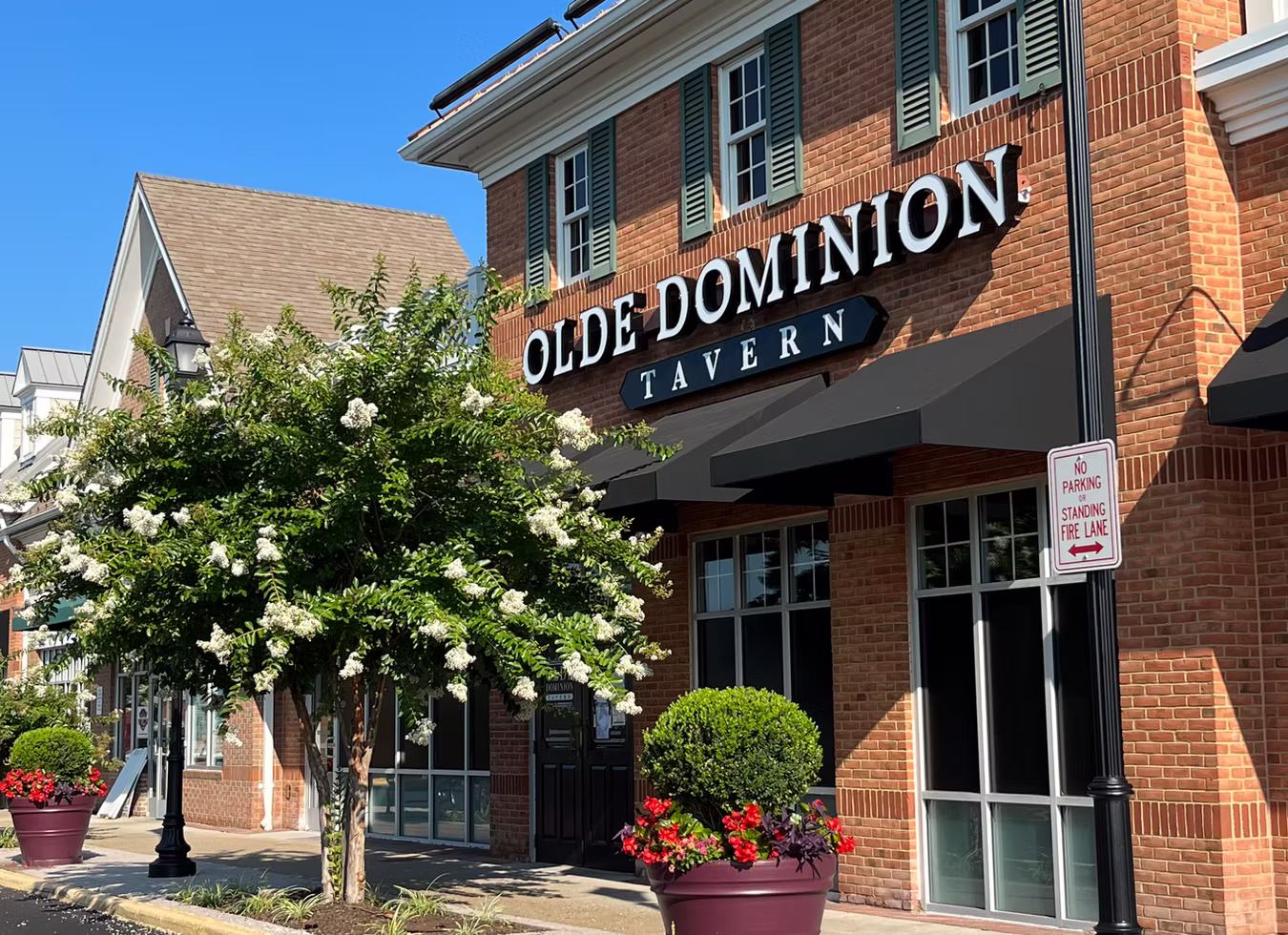 The dining room and bar at Olde Dominion Tavern